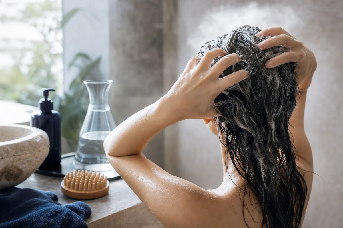 Kopfhaut pflegen: Waschrhythmus, Temperatur und Silikone